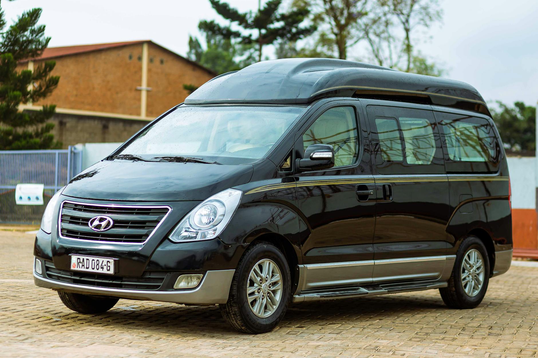 Czarny bus Hyundai zaparkowany na otwartym parkingu w słoneczny dzień