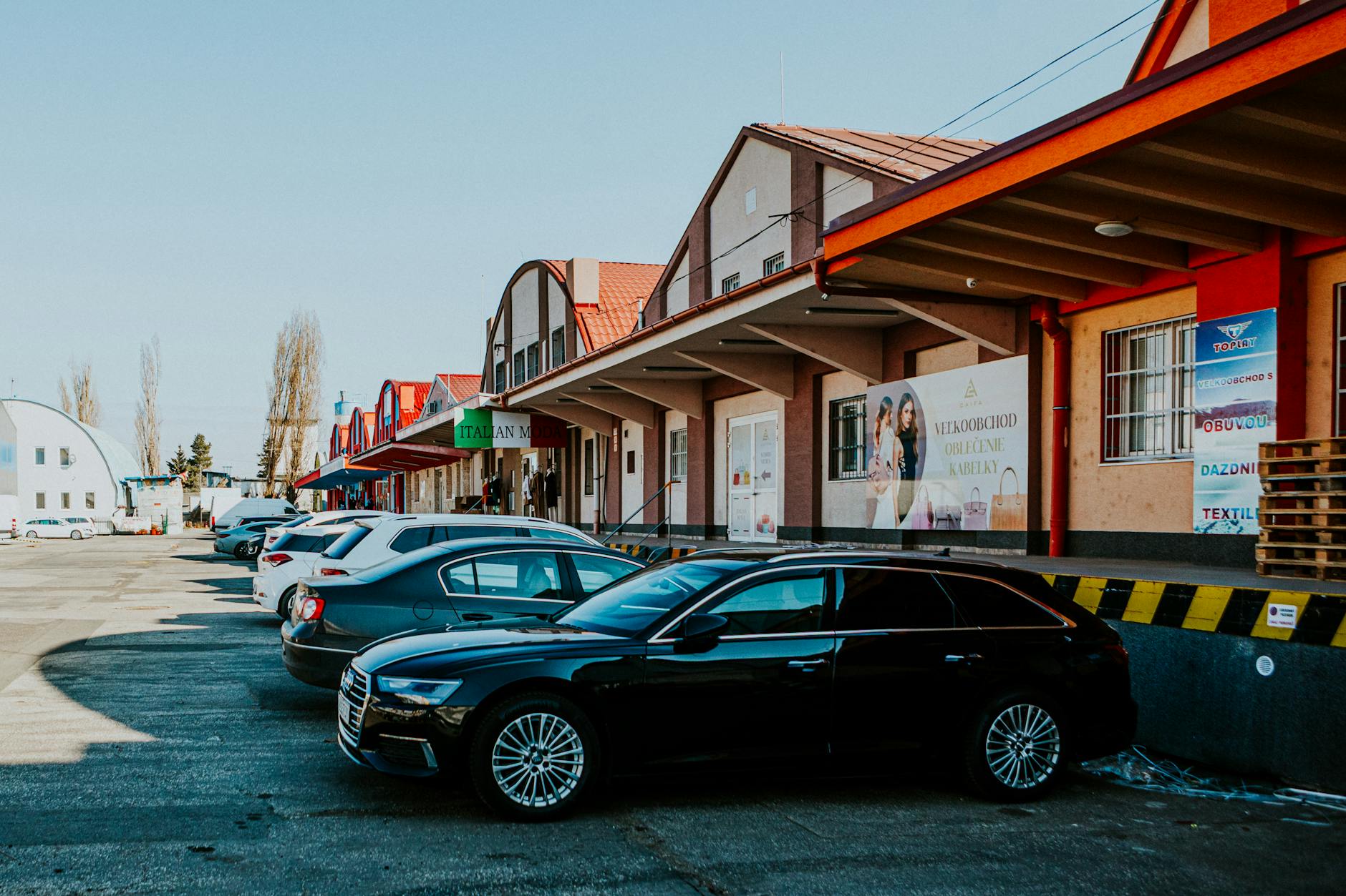 Nowoczesny parking przed centrum handlowym na Śląsku Nowoczesny parking przed centrum handlowym na Śląsku